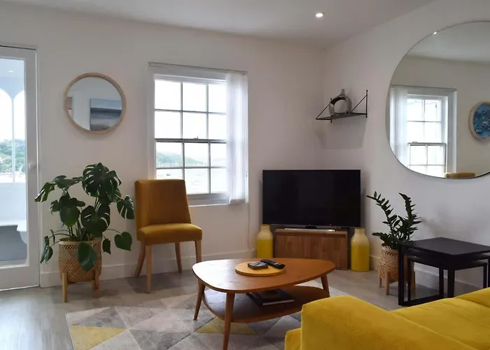 Breathtaking High Street Townhouse With Stunning Sea Views At \'The Old Fishermans Townhouse\'