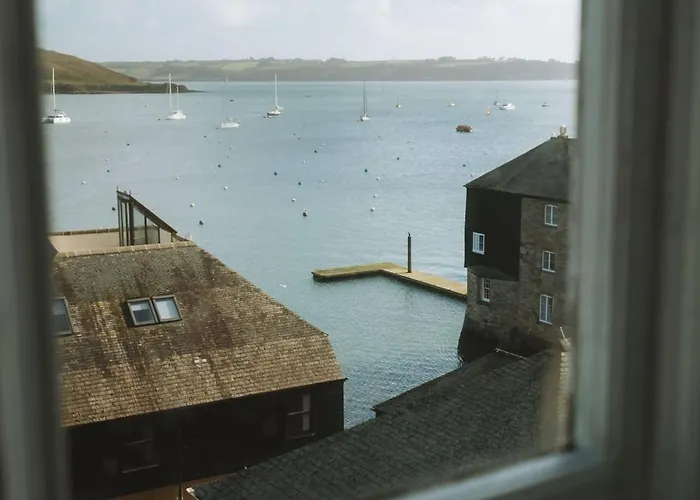 Breathtaking High Street Townhouse With Stunning Sea Views At \'The Old Fishermans Townhouse\'