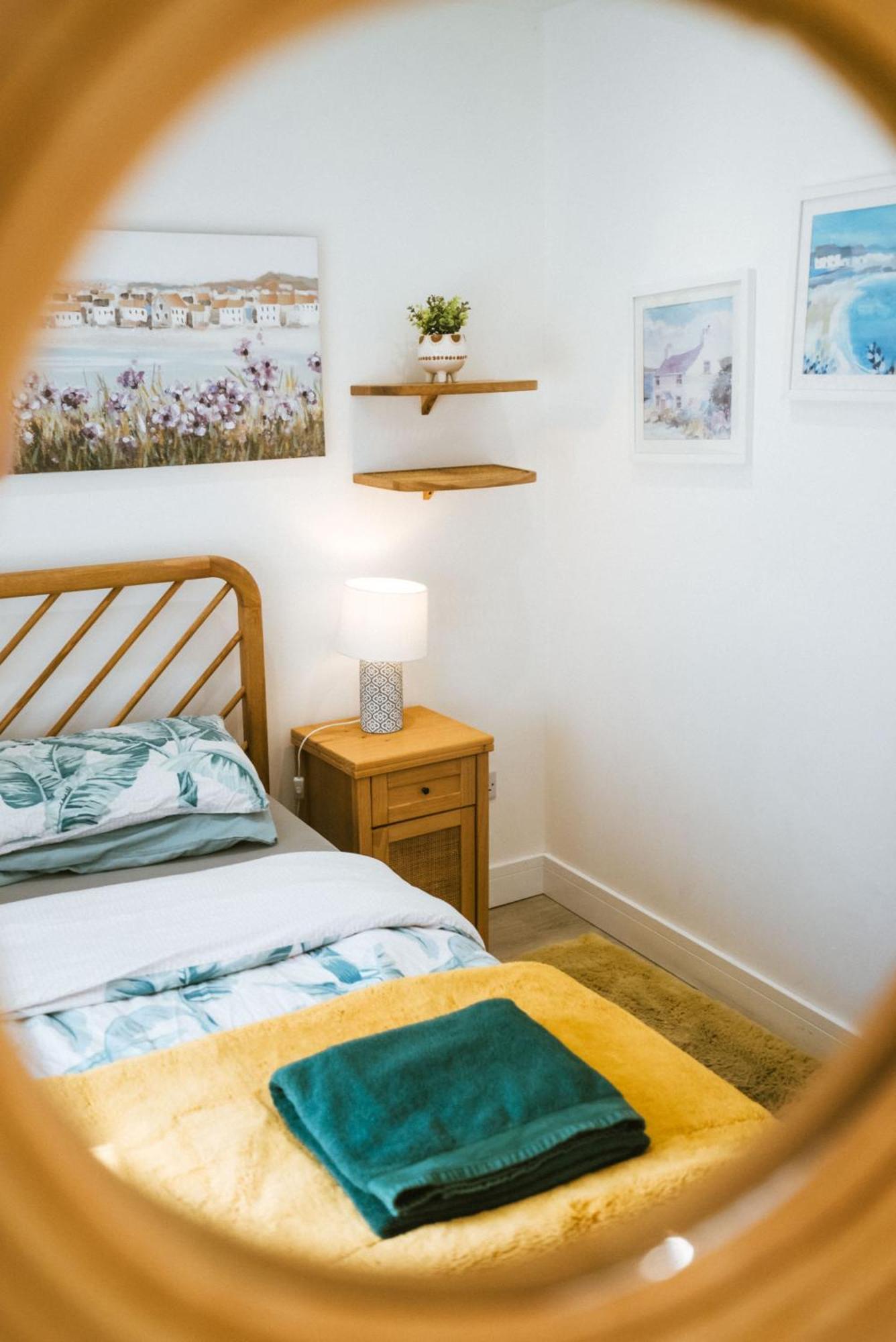 Breathtaking High Street Townhouse With Stunning Sea Views At 'the Old Fishermans Townhouse'